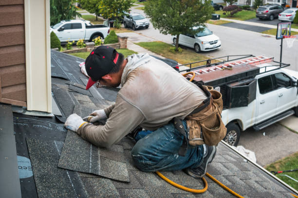 Professional Roofing technician working in Saratoga, WY